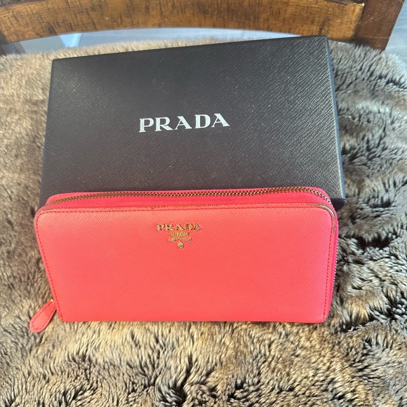 Prada Lacca Saffiano Leather Zip Around Walket - Picture 15 of 15